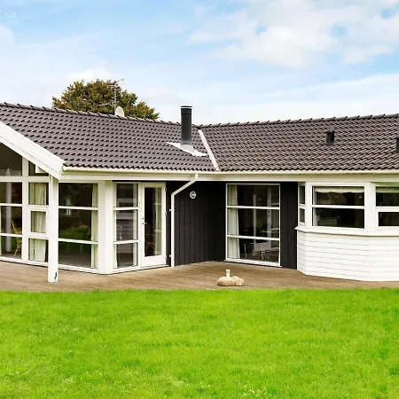 Three-bedroom In 7 Hejls
